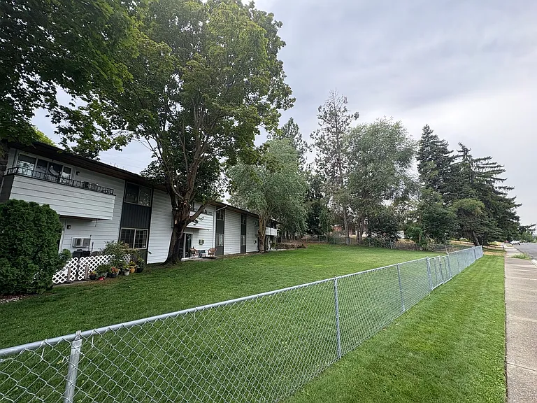 3315-3317 W Bismark Ave — Photo 9
