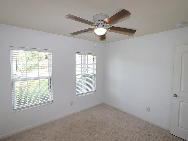 31 Southfork Dr SW — Photo 2