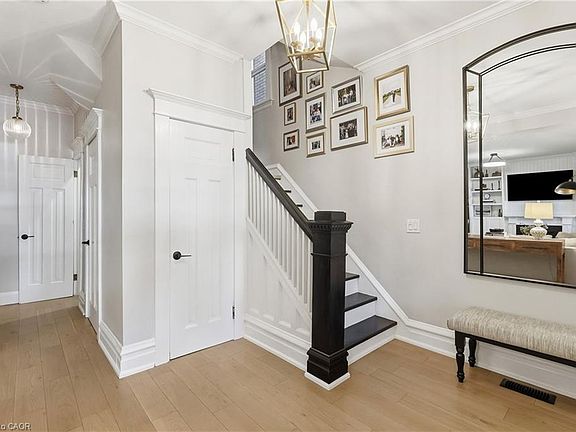 3rd image of 25 Fairholt Rd S