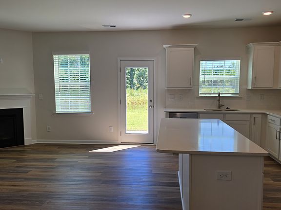 5th image of 1348 Secrest Commons Dr
