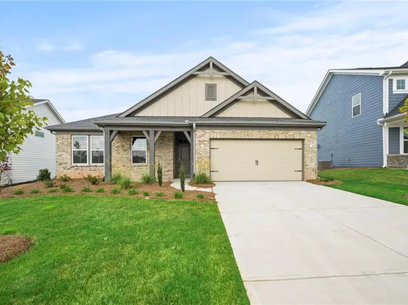 618 Crystal Lake Pkwy, Hoschton, GA 30548
