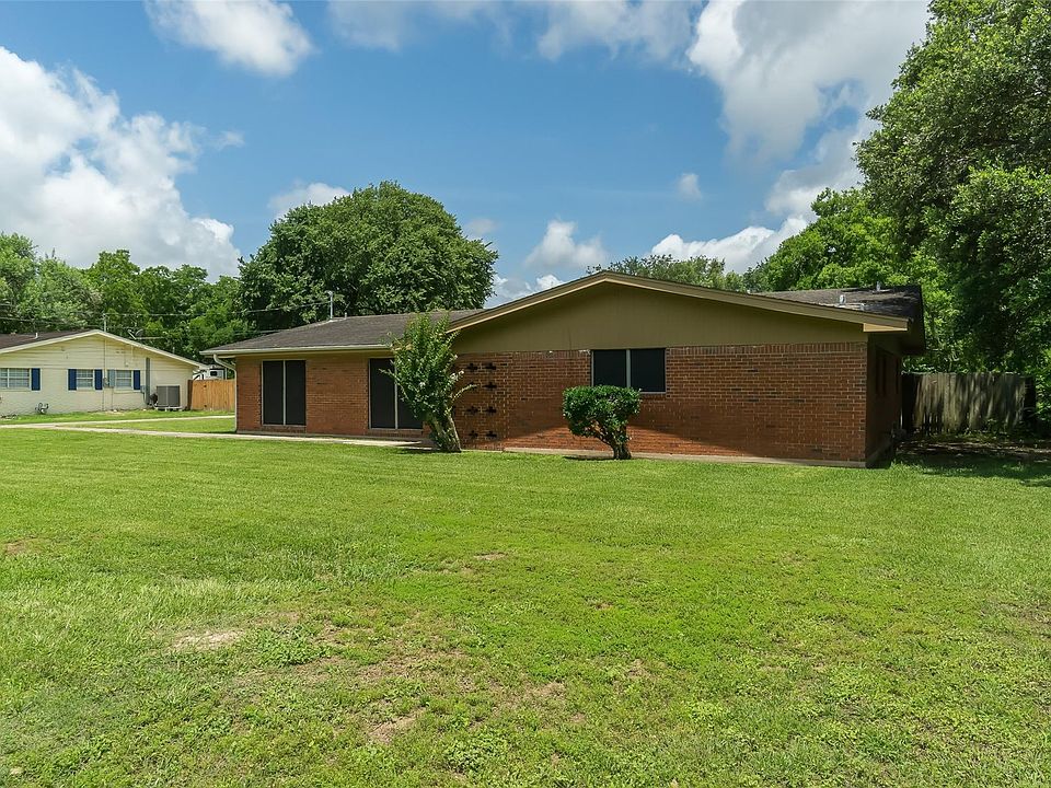 1st image of 218 W Bayou Dr