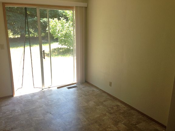 4th image of 820 NE Woodcrest Ave