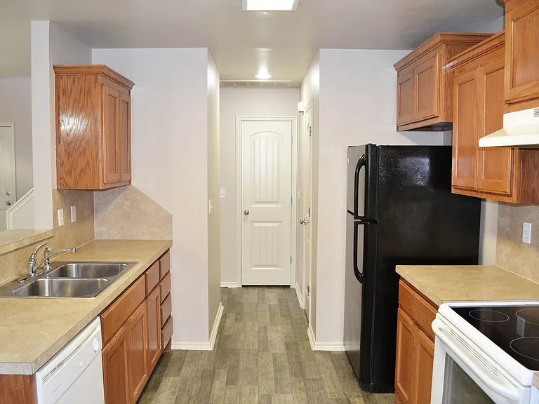 Sydney Court Townhomes — Photo 23