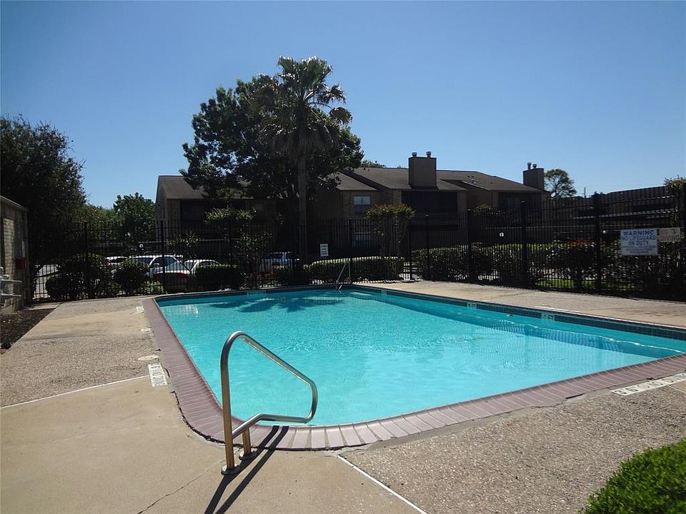 1st image of 10555 Turtlewood Ct Unit 512