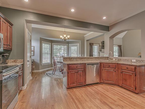 4th image of 907 Tudor Ct