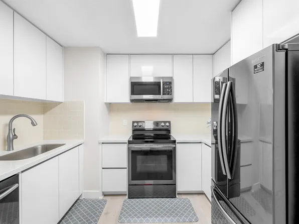 3668 Rae Ave #206, Vancouver, BC V5R 6A7