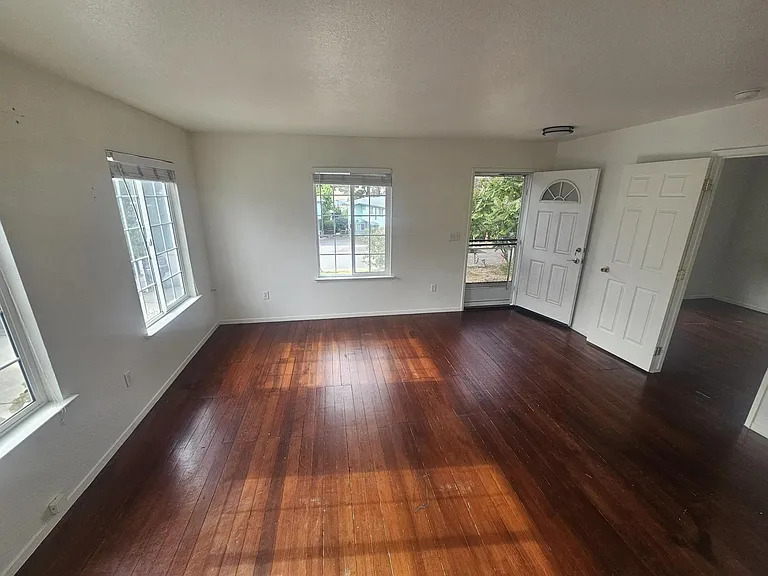 908 Pacific St — Photo 5