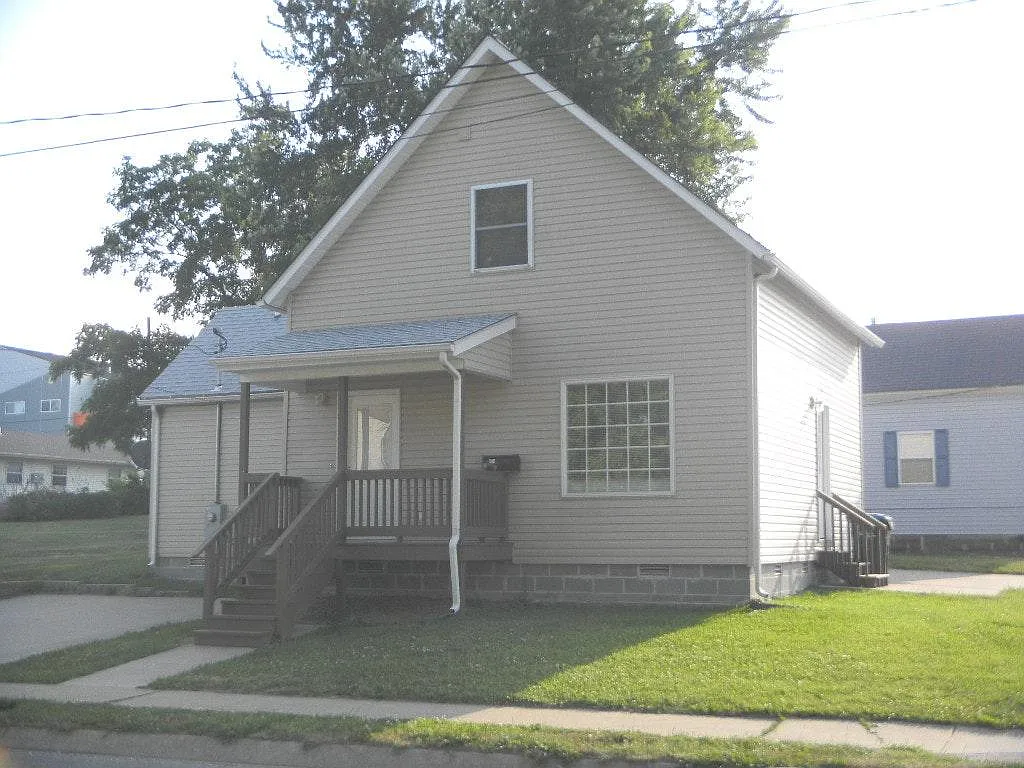 4 bed, 1400 sqft, $1,550 — Photo 1