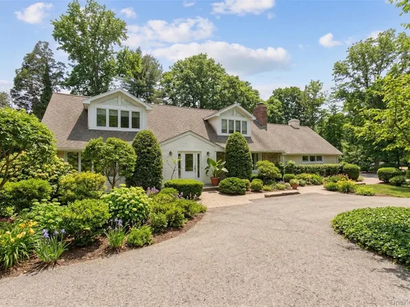 1 The Brae, Woodbury, NY 11797