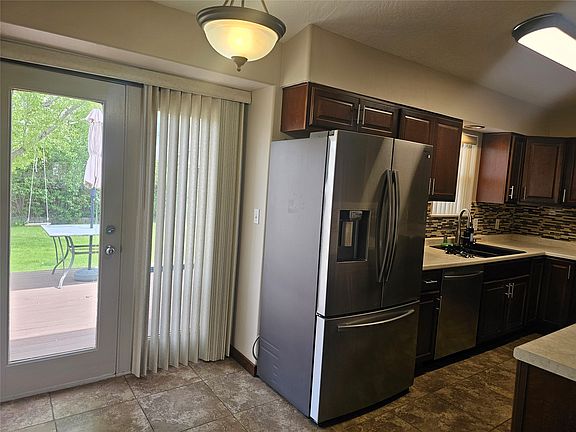 5th image of 424 Lake Side Dr