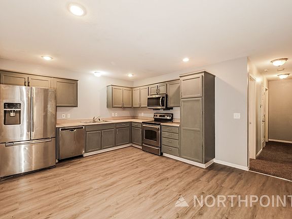 5th image of 412 NW Woodbury Dr