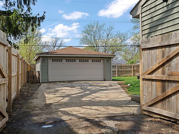 3rd image of 724 Imperial Rd
