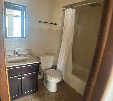 3rd image of 1702 N Farwell Ave #3