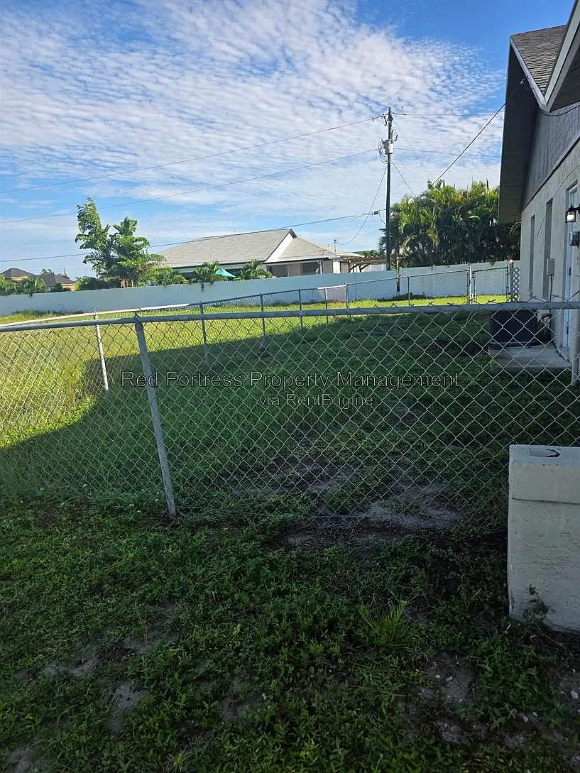 3 bed, 2.0 bath, 1346 sqft, $2,099 — Photo 2