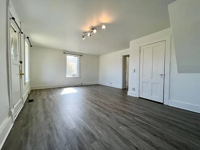 406 W 10th St — Photo 16