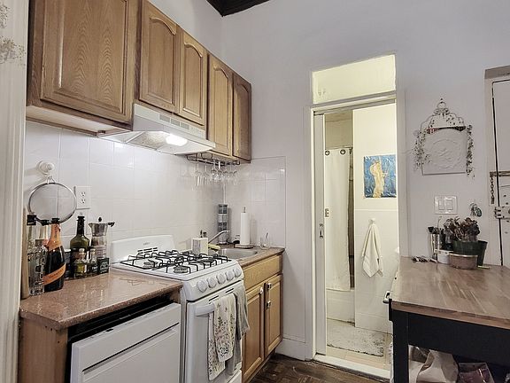 4th image of 310 W 101st St #4