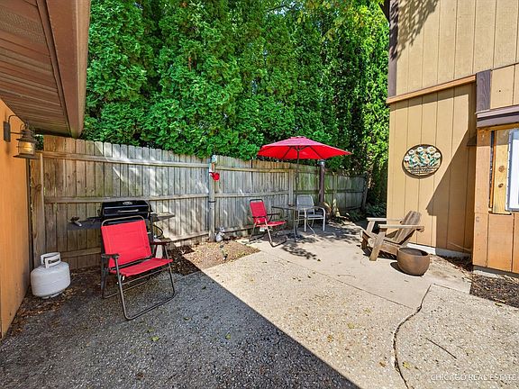 4th image of 416 Maple St