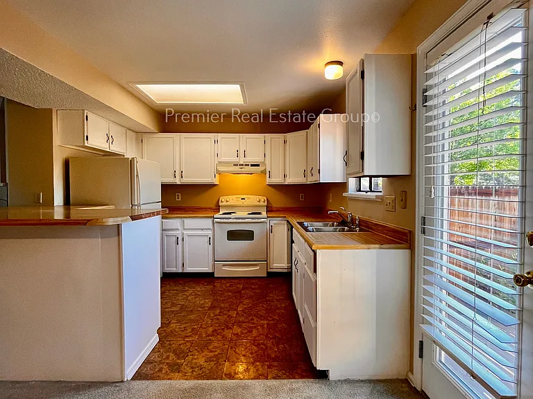 918 London Green Way — Photo 6
