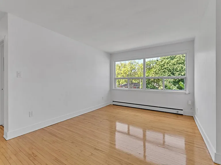 389 Yonge St #401-3 — Photo 9