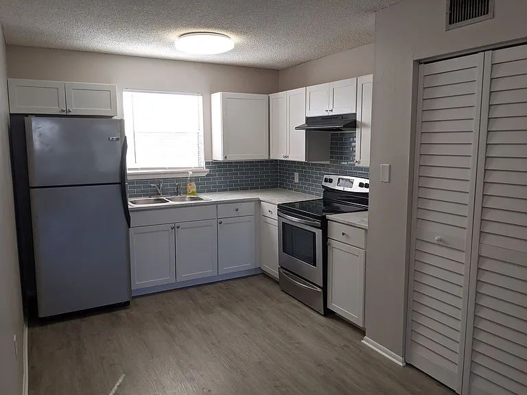 323 Olmstead Dr — Photo 4
