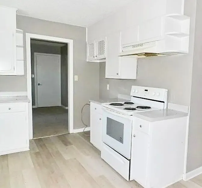 908 Charles Ct — Photo 3