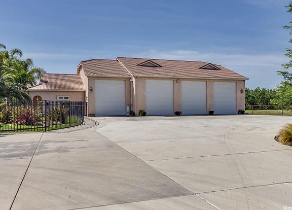 5th image of 10101 N Oaks Ct