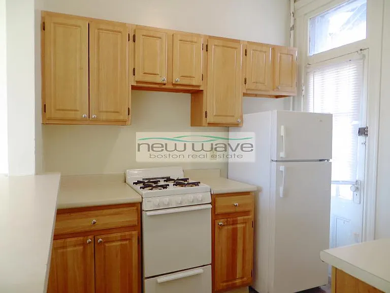102 Queensberry St #11 — Photo 9