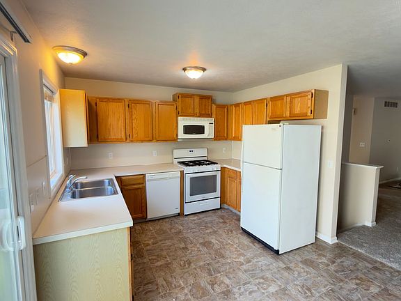3rd image of 4443 Hillrise Ct NE