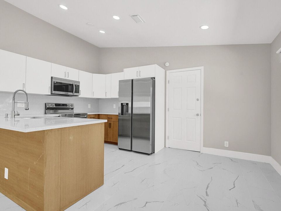 1st image of 23392 Country Club Dr E