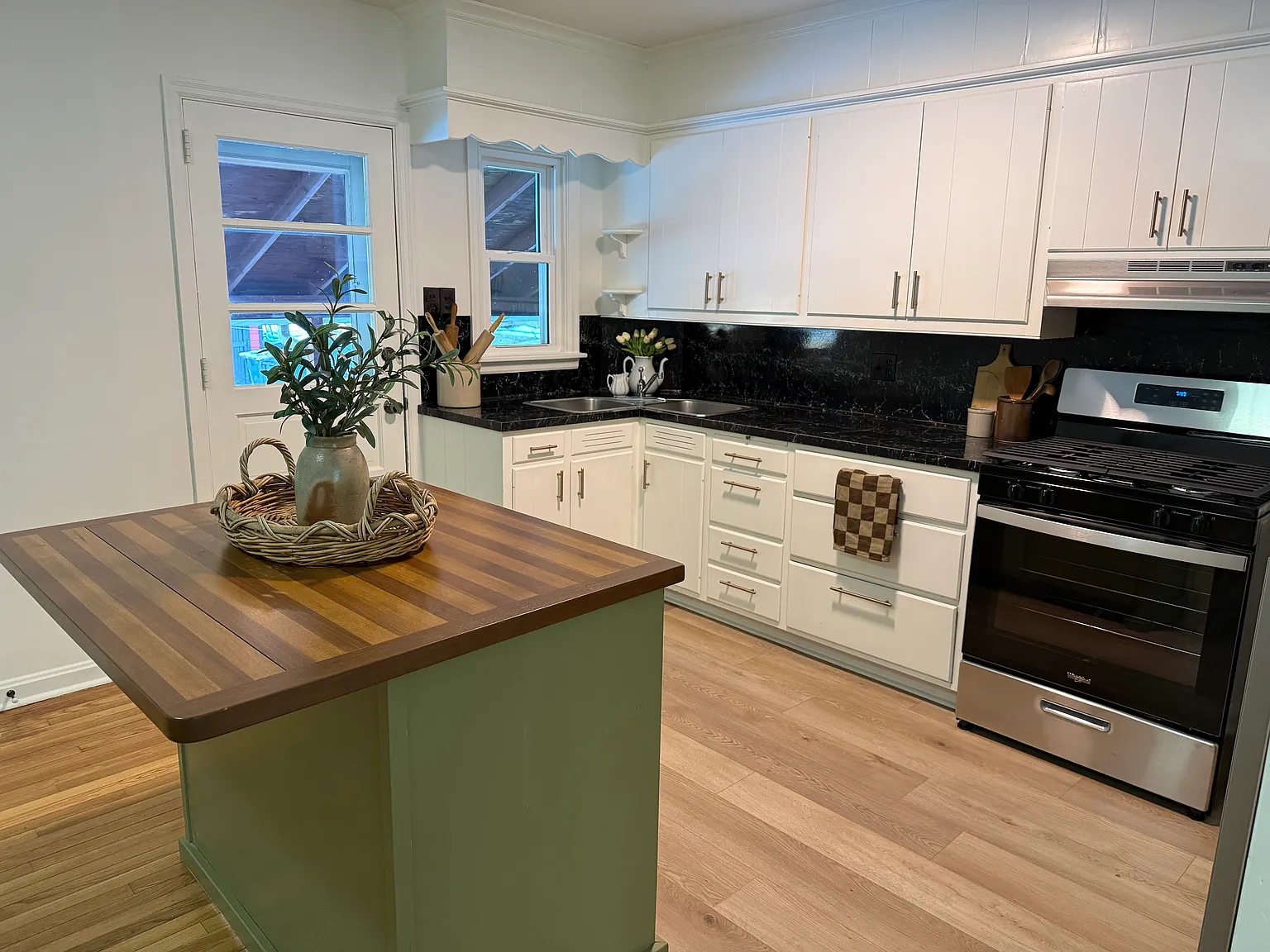 3 bed, 1102 sqft, $1,895 — Photo 3