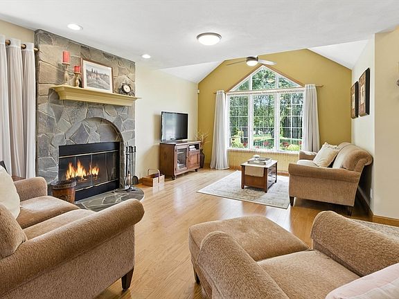 4th image of 11 Applewood Ln