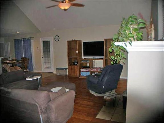 3rd image of 503 Lily Ct