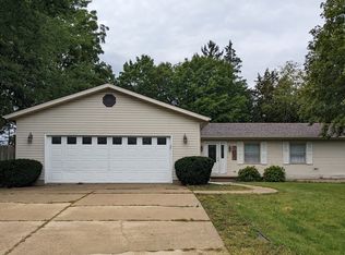 303 Minnesota Dr, Dixon, IL 61021