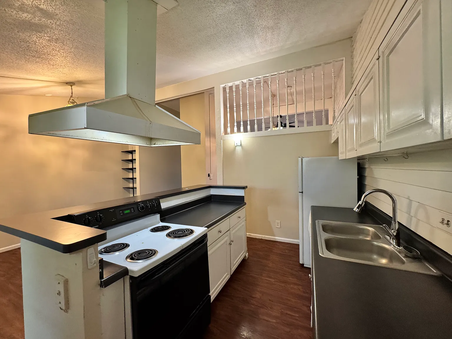 2506 University Dr — Photo 2