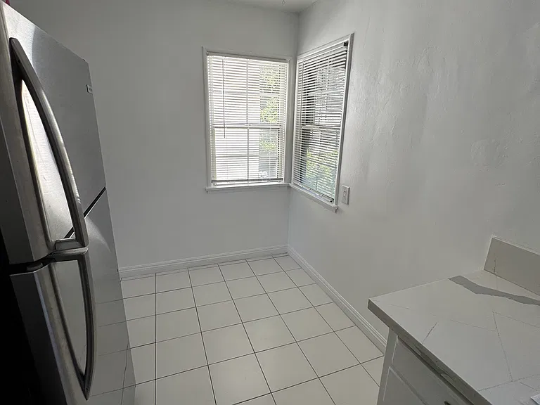 624 E Elk Ave #C — Photo 10