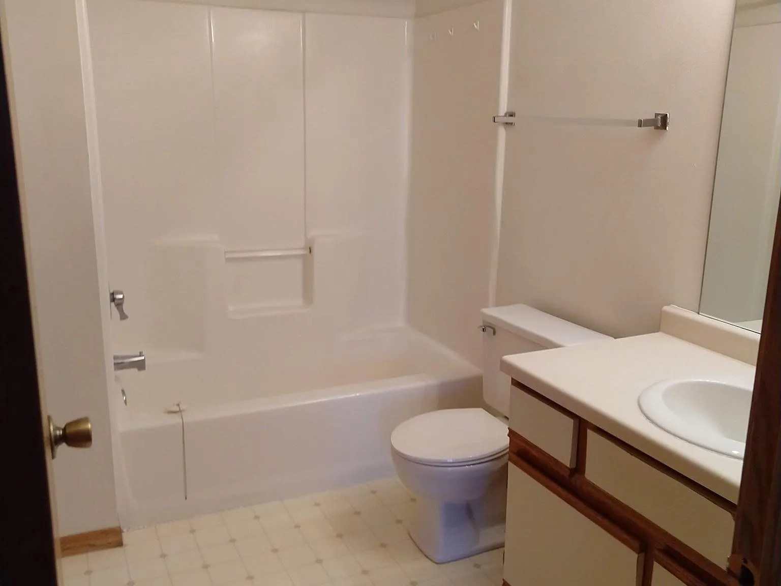 2 bed, 1.5 bath, 1600 sqft, $1,100 — Photo 4