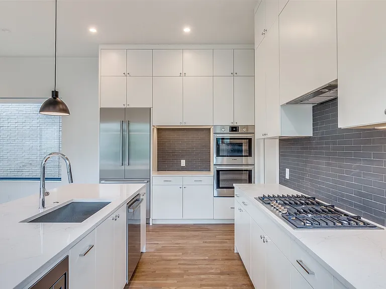 Stainless steel appliances, gas cooking and more!