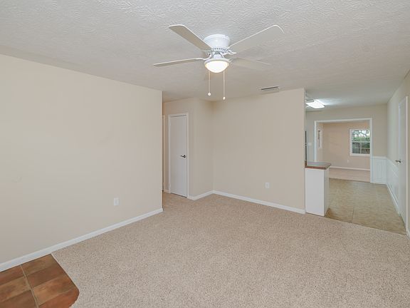 Living room & kitchen entry