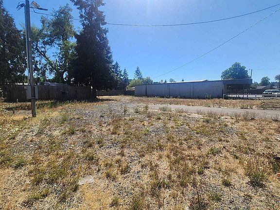 5th image of 2123 Main St