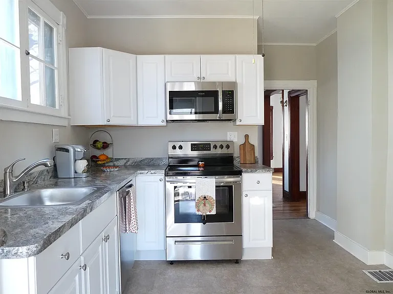Kitchen, electric stove/oven