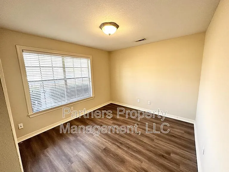 1112 W Hendrix St — Photo 7