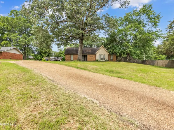 231 Hickory Ln, Batesville, MS 38606