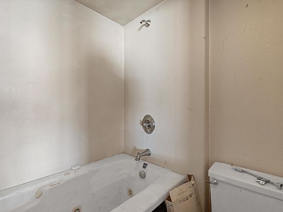 5th image of 3210 Wisconsin Ave