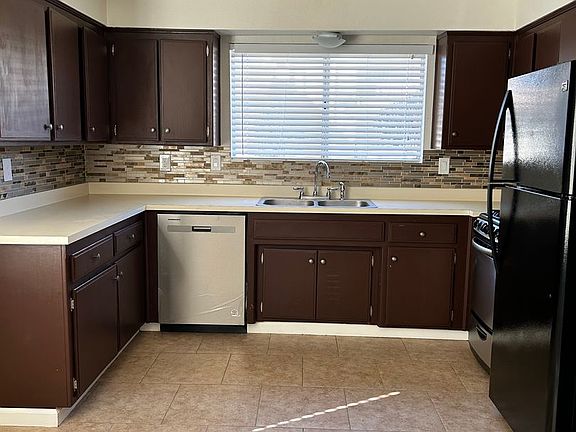 3rd image of 816 Capehart Ct APT A