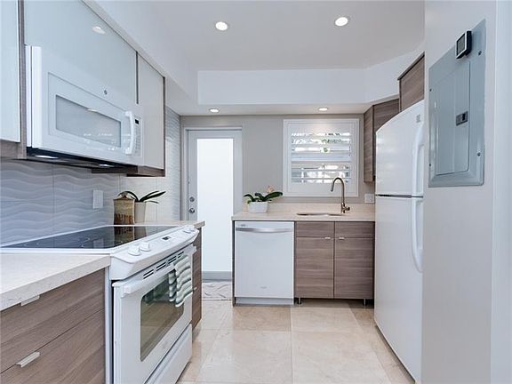 3rd image of 4549 Bougainvilla Dr