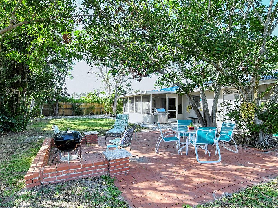 Large yard, 120x40, Great for dogs and kids to run and play.