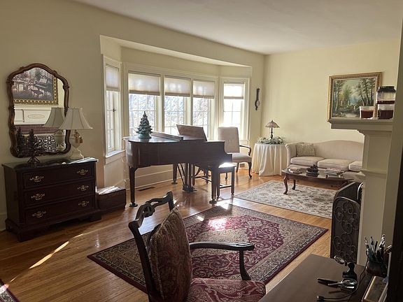 4th image of 32 N Kensington Pl