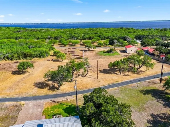 136 Harbor Cir, Mathis, TX 78368