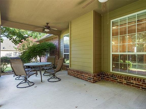 5th image of 11 Woodcreek Ln